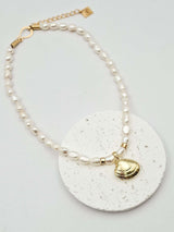 שרשרת פנינים ותליון צדפה